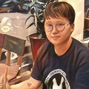 Heeji in 2019 in a café, wearing an animal liberation T-shirt